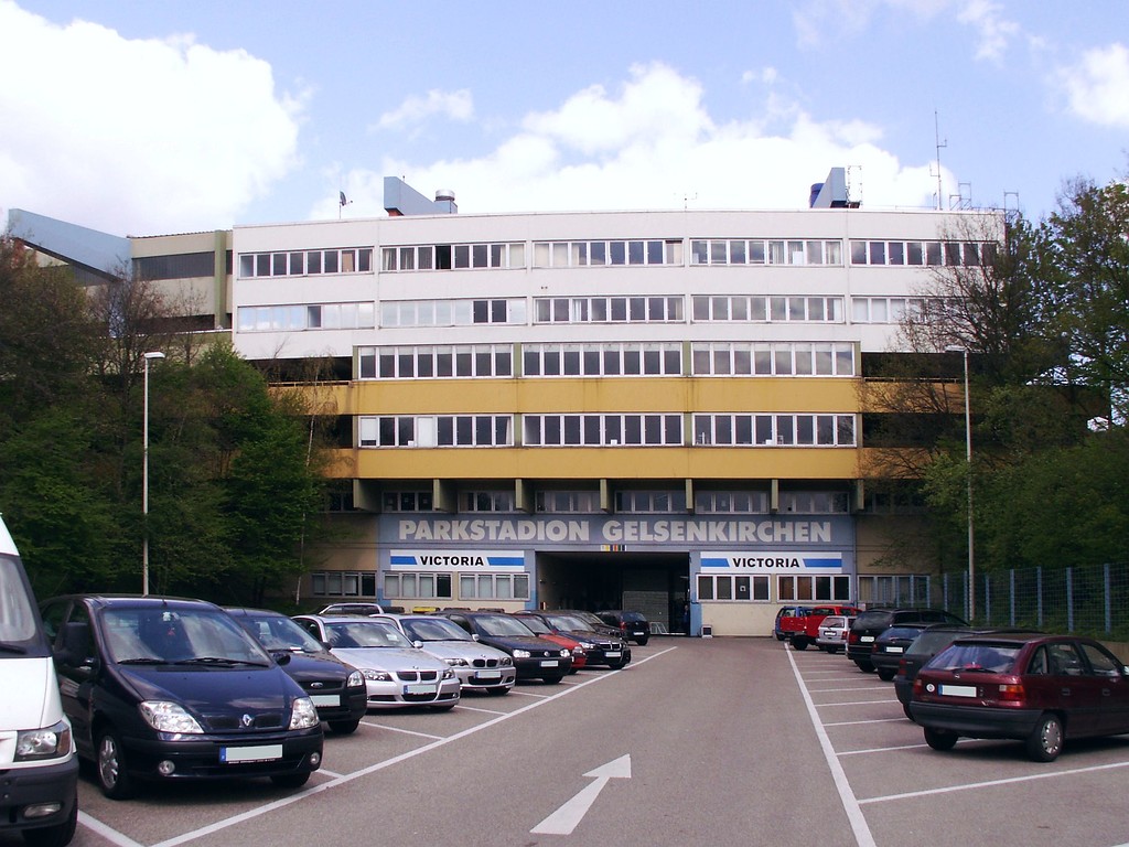 Parkstadion Gelsenkirchen "auf Schalke": Die Rückfront des Tribünengebäudes im Westen des Stadions (2006).