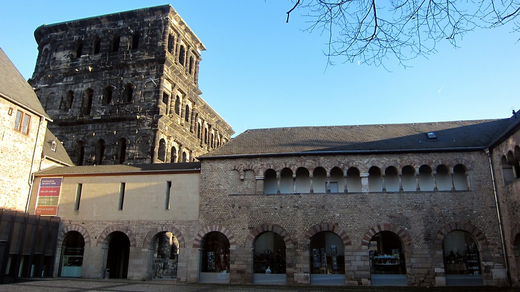 Simeonsstift (Kanonikerstift St. Simeon) in Trier, Ansicht des Ostflügels und der benachbarten Porta Nigra vom Innenhof aus (2014).