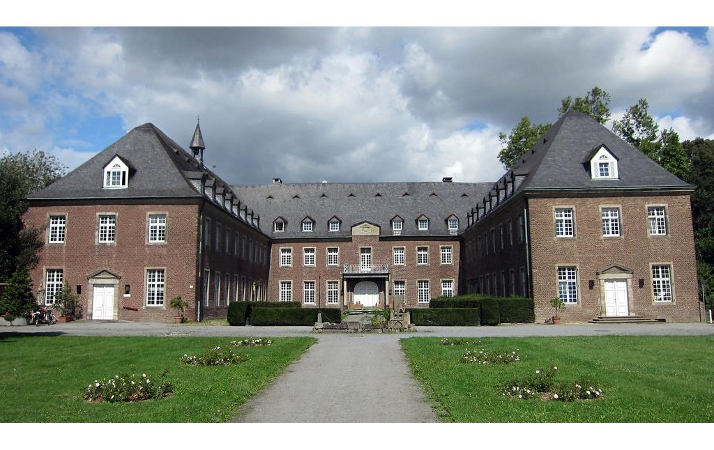 Der Blick von Süden auf das Kloster Langwaden in Grevenbroich (2014)