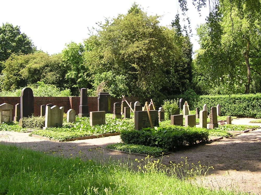 Gräberreihen auf den Jüdischen Friedhof Mattlerstraße / Mattlerbusch in Duisburg-Hamborn (2005).
