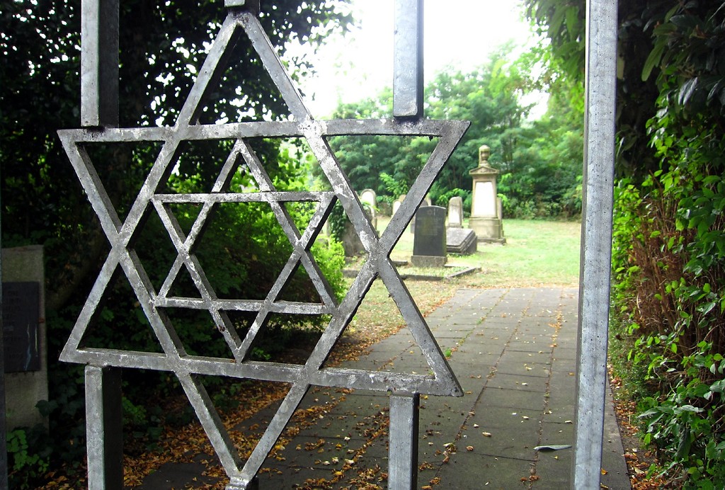 Blick durch das verschlossene Eingangsportal auf den Jüdischen Friedhof "Herbertskaule" in Frechen (2013)