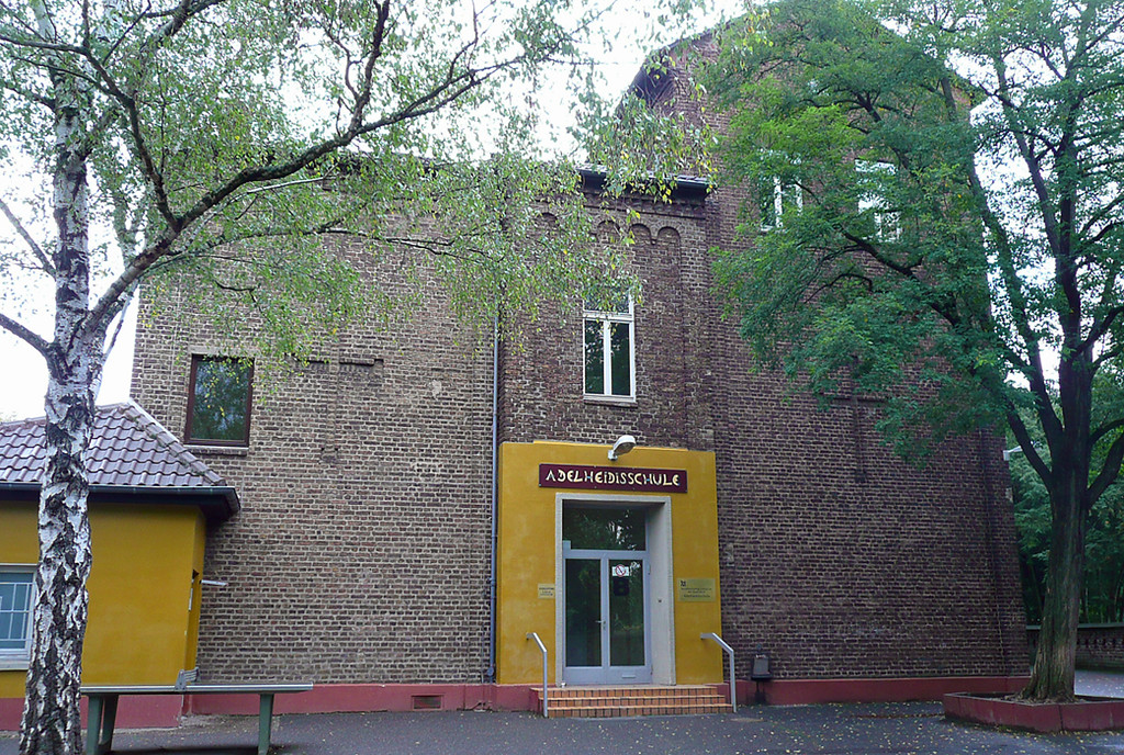Das älteste Gebäude der heutigen Adelheidisschule in Vilich im ehemaligen Klostergelände (2014)