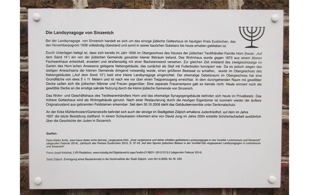 Informationstafel zur Geschichte der Landsynagoge Sinzenich am Eingang zu dem früheren Hornschen Anwesen in Zülpich-Sinzenich (2020).