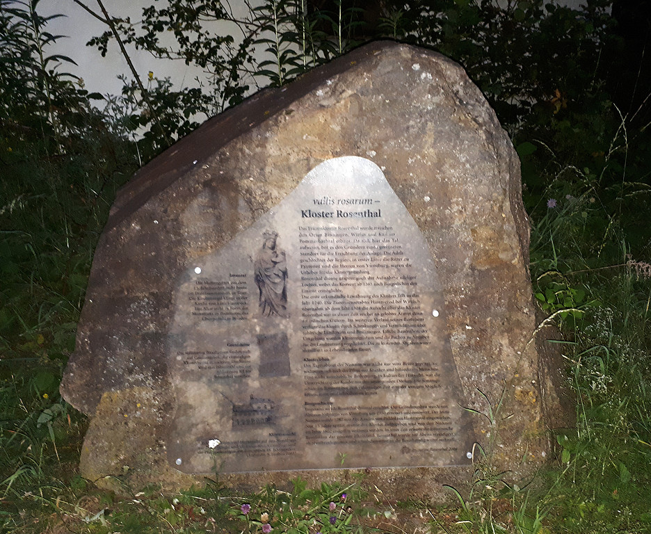 Stein mit Informationstafel am Zisterzienserinnenkloster Rosenthal im Pommerbachtal zwischen Binningen und Wirfus (2017).