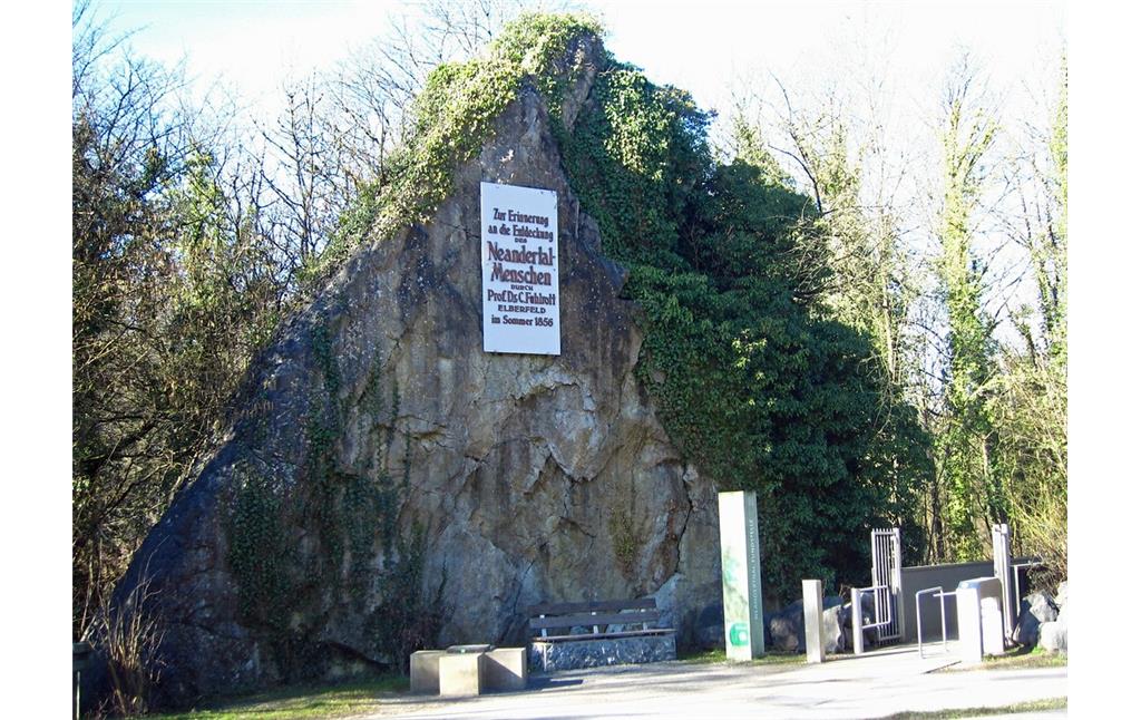 Die Felsformation "Rabenstein" am Zugang zum Fundort des Neandertaler-Fossils homo neanderthalensis (2015).