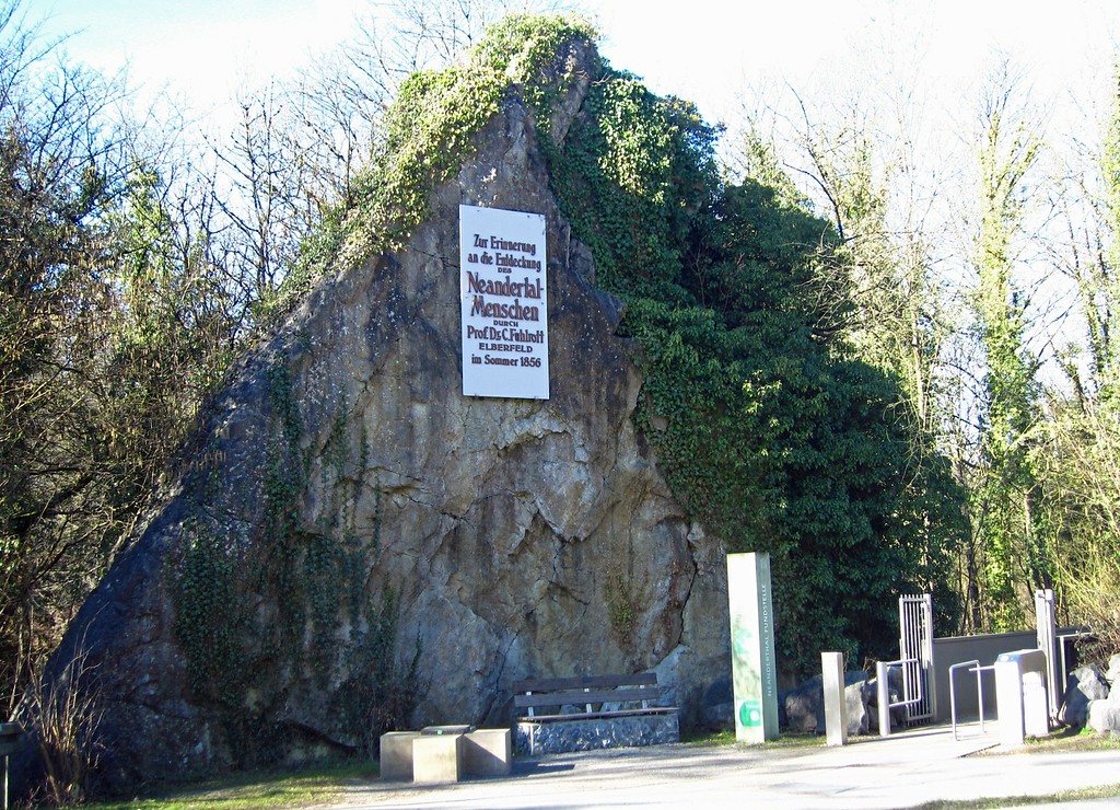 Die Felsformation "Rabenstein" am Zugang zum Fundort des Neandertaler-Fossils homo neanderthalensis (2015).