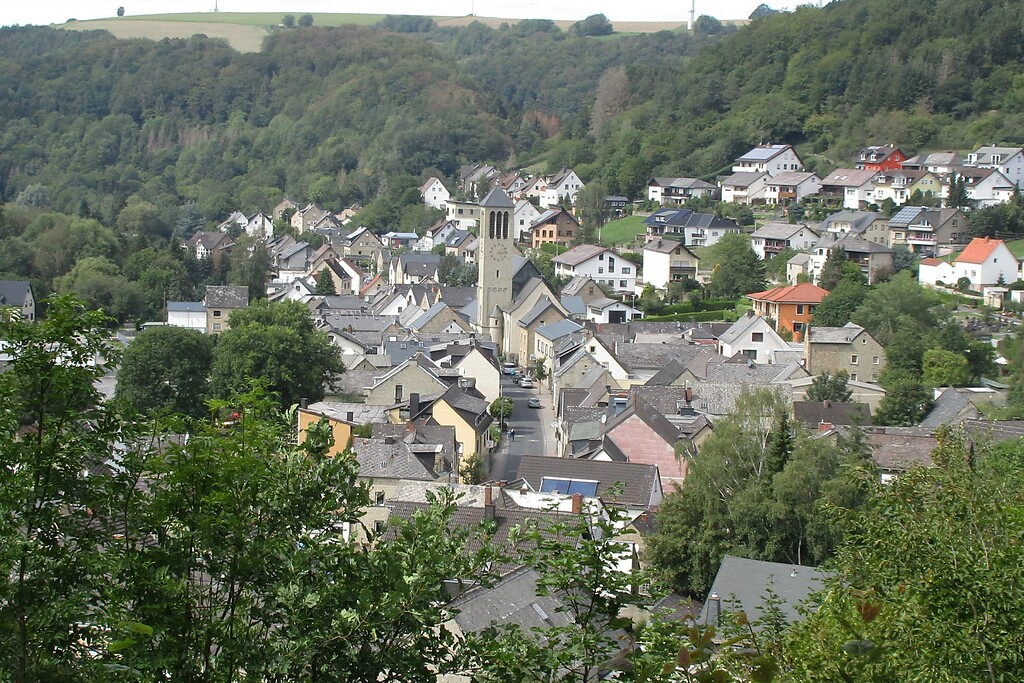Der Ort Rieden im Landkreis Mayen-Koblenz, zentral die Pfarrkriche St. Hubertus (2020), Ansicht von der örtlichen Schützenhalle am Schorenberg.