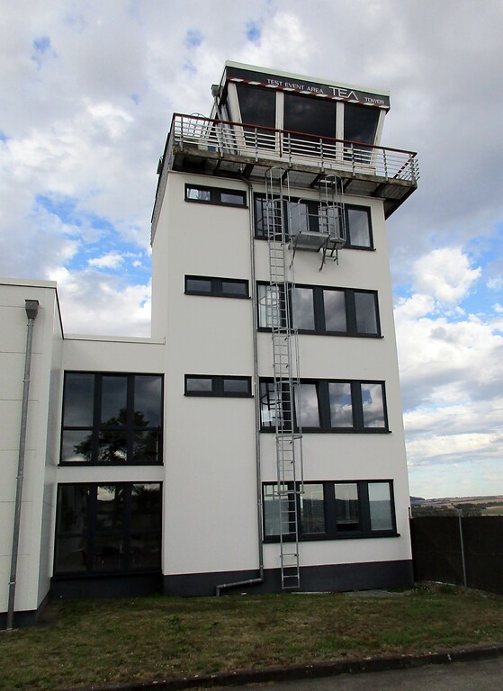 Der Tower des früheren Heeresflugplatzes Mendig, heute ziviler Flugplatz mit angeschlossenem Gewerbegebiet (2020).