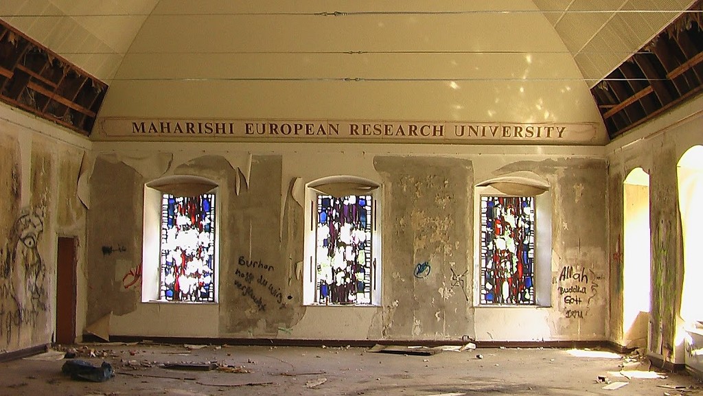 Innenraum des früheren Klosters Marienberg in Boppard mit Spuren der Nutzung durch die Transzendentale Meditation und Graffiti (2009).