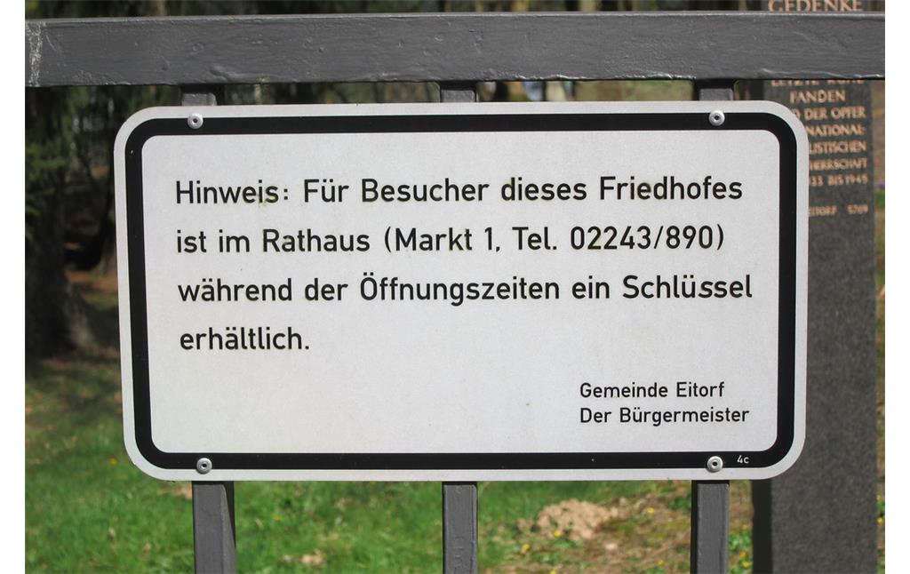 Hinweisschild am Eingang zum Jüdischen Friedhof am Ersfeld in Eitorf zur Besuchsmöglichkeit des Friedhofs (2014).
