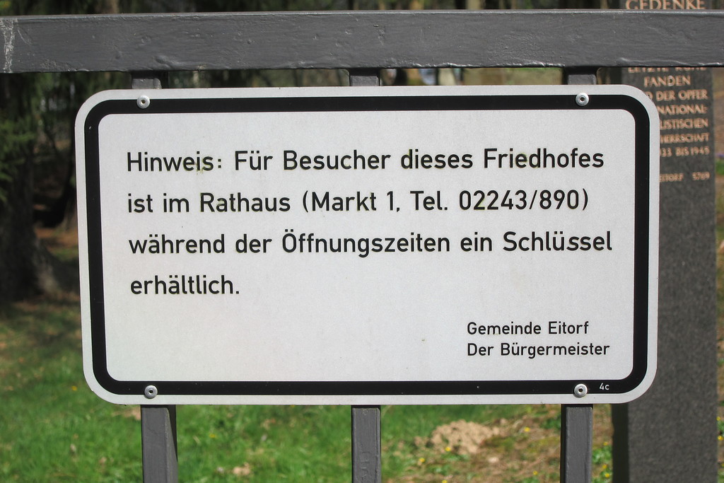 Hinweisschild am Eingang zum Jüdischen Friedhof am Ersfeld in Eitorf zur Besuchsmöglichkeit des Friedhofs (2014).