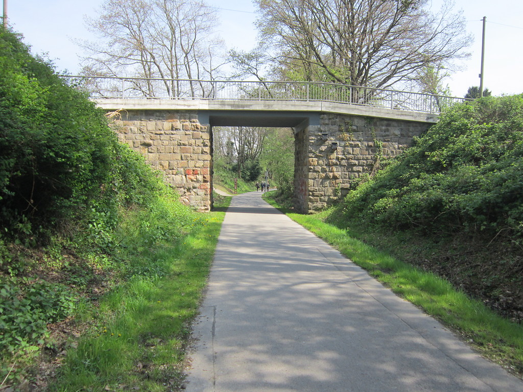Heiligenhaus, Niederbergbahn. Brücke des Görscheider Weges über die ehemalige Bahntrasse, Blick Richtung Kettwig (2017)