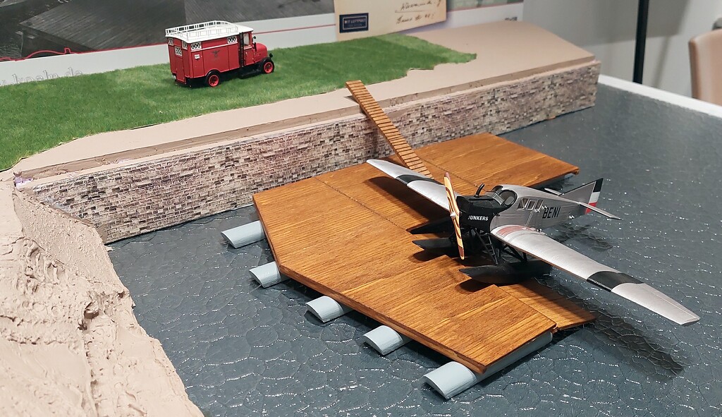 Diorama-Modell "Wasserflugzeughafen im Niehler Hafen" des Historischen Luftfahrtarchivs Köln mit einer zu einem Wasserflugzeug umgerüsteten Junkers F 13, ausgestellt bei der "Nacht der Technik" in Köln 2022.