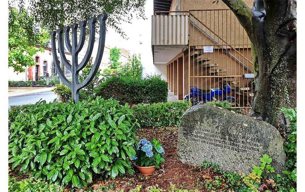 Gedenkstein und Mahnmal in Form einer Menora (siebenarmiger Leuchter) am frühreren Standort der 1901/02 erbauten und 1938 zerstörten Synagoge Poppelsdorf im heutigen Bonn-Poppelsdorf (2018).