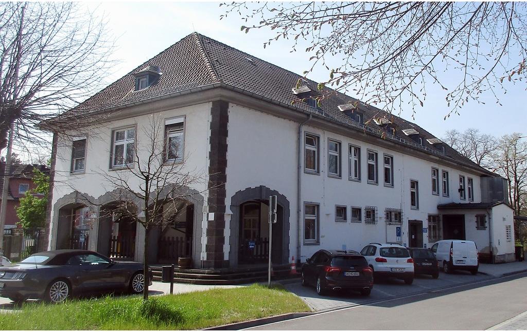 Das 1938 erbaute "Gebäude 1" auf dem Gelände der Luftwaffenkaserne Wahn in Köln-Wahneide, vormaliges Wachgebäude am alten Haupttor, heute Sitz der Militärgeschichtlichen Sammlung (2019).