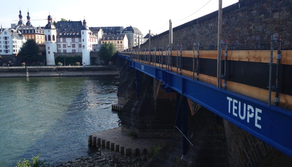 Die Koblenzer Balduinbrücke (Alte Moselbrücke), links im Hintergrund die Alte Burg am südlichen Moselufer (2013)