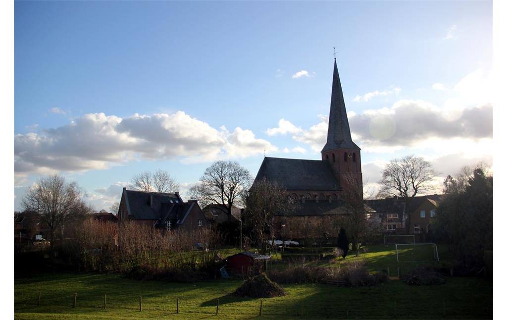 Die Pfarrkirche St. Martinus am Ostrand von Griethausen (2016)