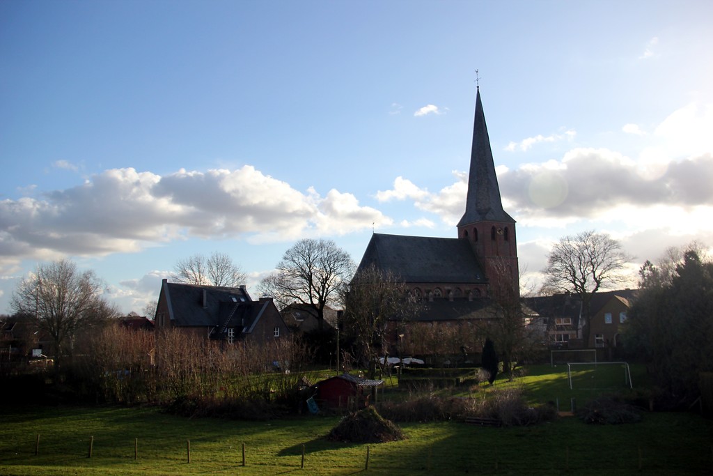 Die Pfarrkirche St. Martinus am Ostrand von Griethausen (2016)