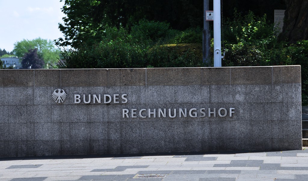 Neben dem Eingangsbereich des ehemaligen Bundespostministeriums in der Adenauerallee in Bonn weist ein Schriftzug auf den heutigen Nutzer des Gebäudekomplexes hin, den Bundesrechnungshof (2016).