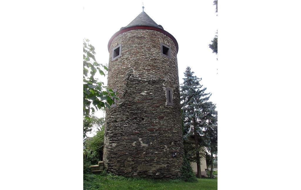 Blick von Westen her auf den "Alten Turm" der früheren Stadtbefestigung von Kaisersesch (2020), anhand der unterschiedlichen Färbung des Mauerwerks lässt sich die in den Jahren 1980/81 erfolgte Renovierung des Bauwerks noch gut nachvollziehen.