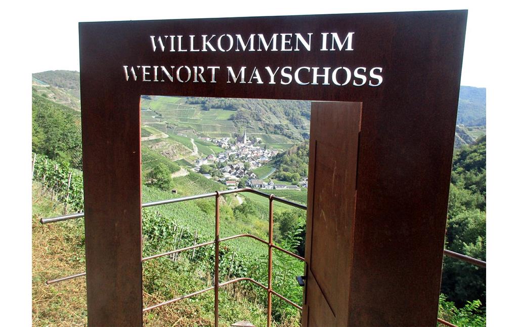 Blick vom Roweinwanderweg aus auf das Ahrtal mit dem Weinort Mayschoß (2019).