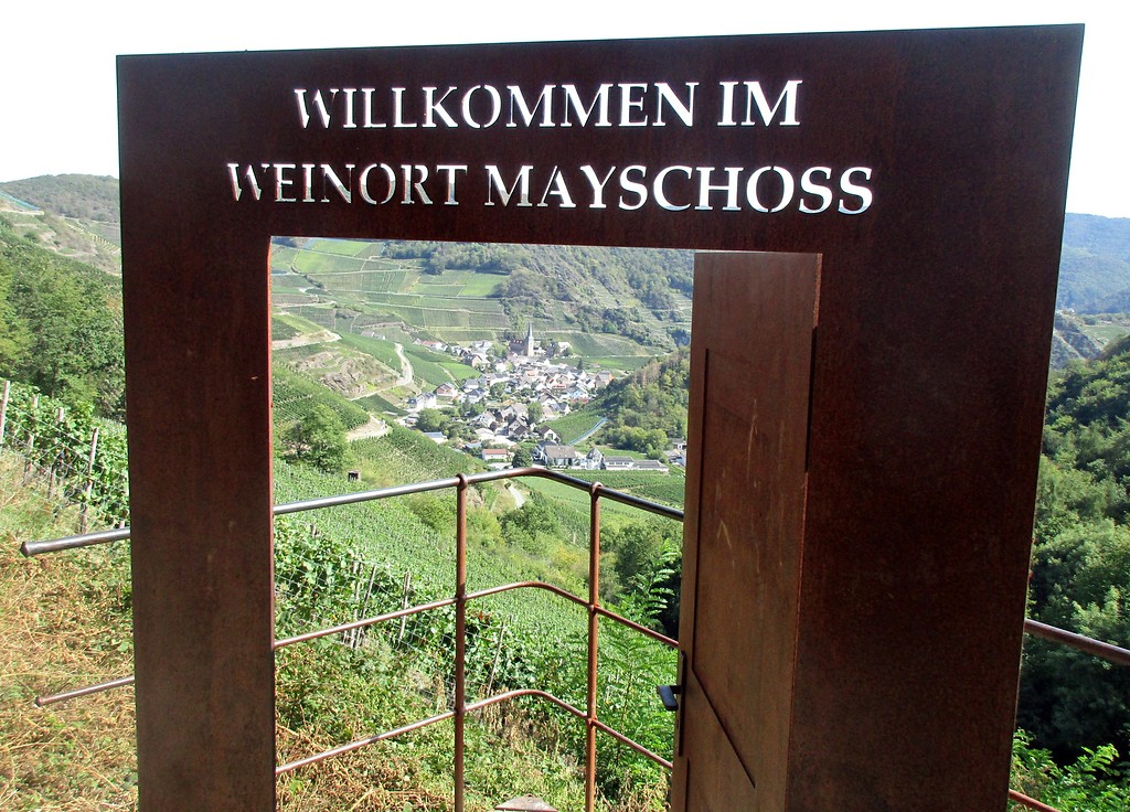 Blick vom Roweinwanderweg aus auf das Ahrtal mit dem Weinort Mayschoß (2019).