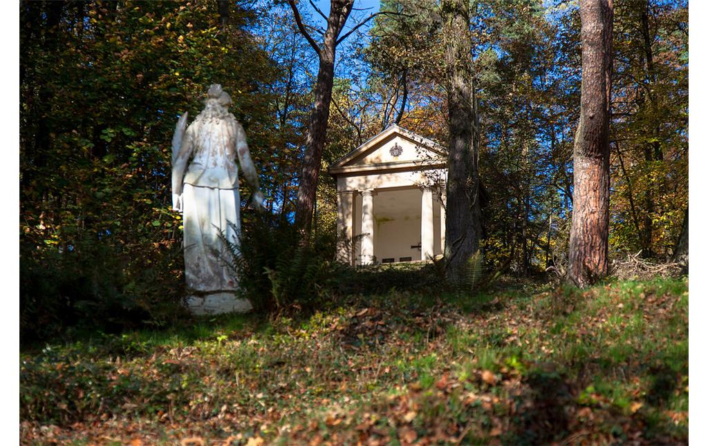 Das Mausoleum der Familie Gienanth im Landschaftspark Friedrich von Gienanth in Eisenberg (2001).