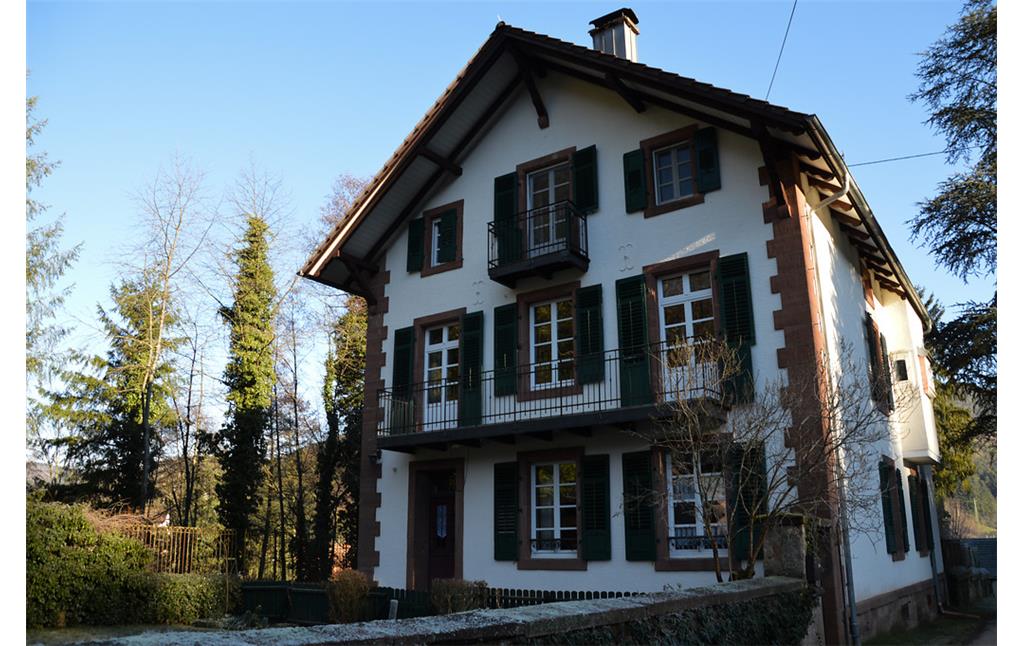 Blick auf die hintere Fassadenseite der Villa Bobenthal von der Forststraße aus (2019)