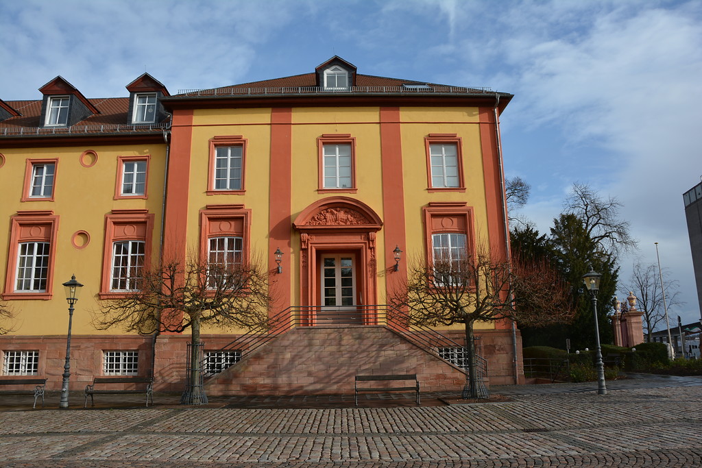 Westansicht mit Blick auf den Eingangsbereich des Ostflügels des Barockschlosses in Kirchheimbolanden (2015).
