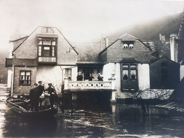 Koblenz-Lay, Moselhochwasser, Fährfamilie, auf dem Balkon die Familie Mostert (Postkarte Fotosammlung Hedwig Herdes) (1920).