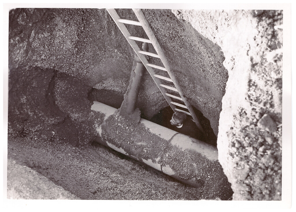 Fotografie vom Einstieg hinunter in das Stollensystem unterhalb der Miesenheimer Straße in Plaidt (1962)
