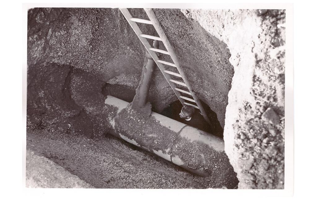 Fotografie vom Einstieg hinunter in das Stollensystem unterhalb der Miesenheimer Straße in Plaid (1962)