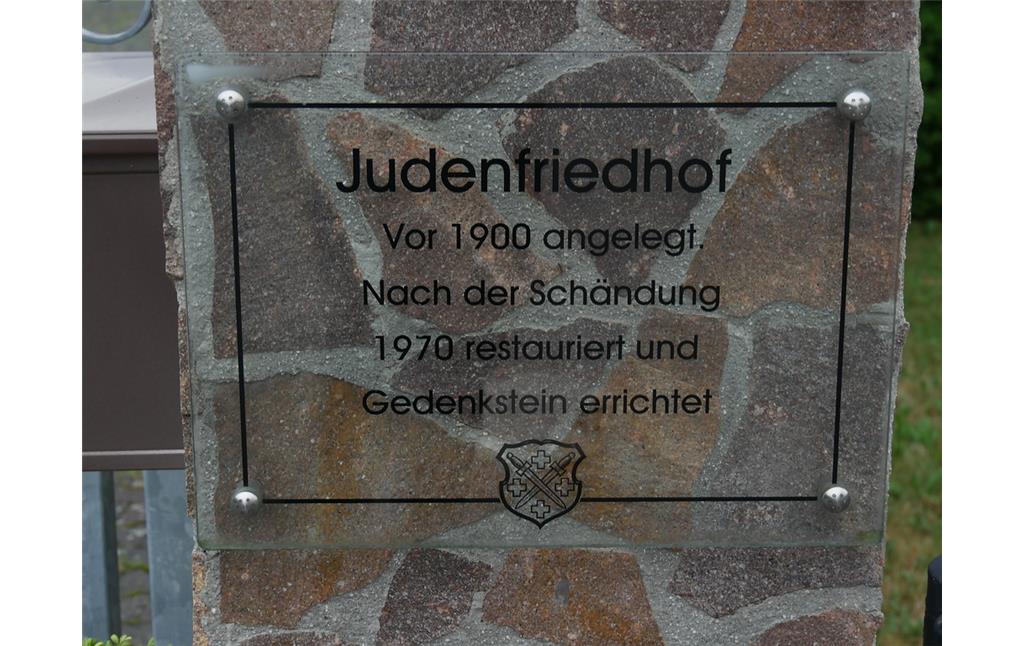 Erinnerungstafel am Tor des jüdischen Friedhofs Am Steinkreuz in Hadamar (2017)