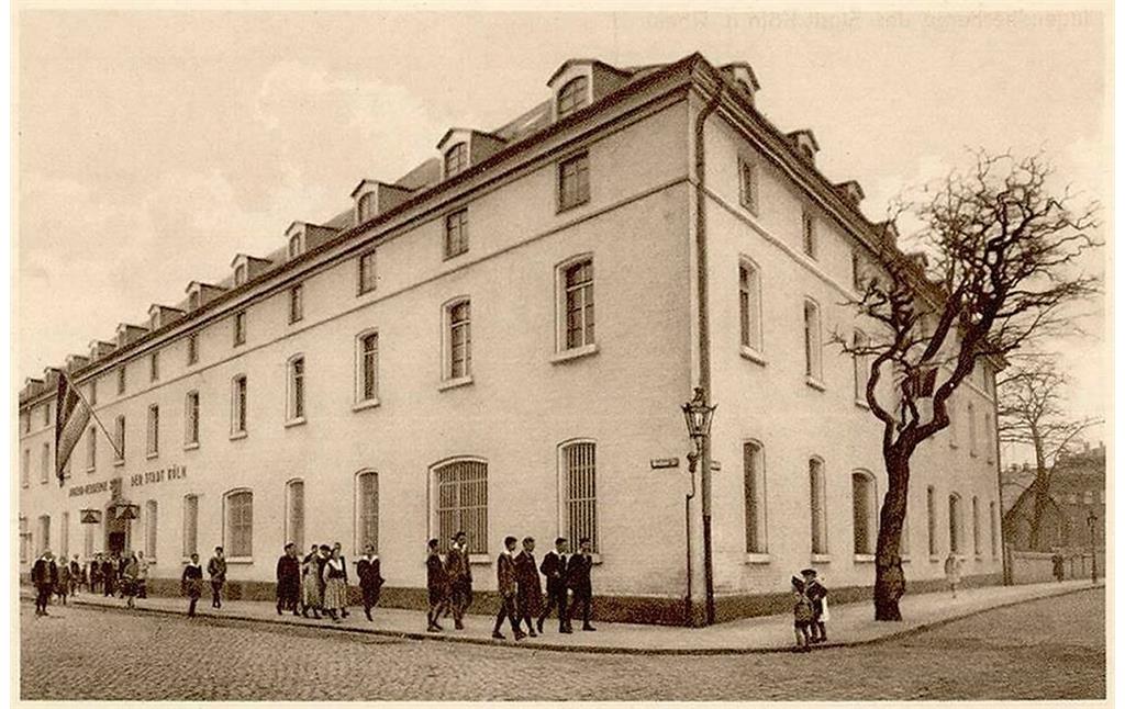 Historische Aufnahme aus der Vorkriegszeit der 1927 eröffneten "Jugend-Herberge der Stadt Köln" an der Ecke Mindener Straße / Siegesstraße in Deutz.