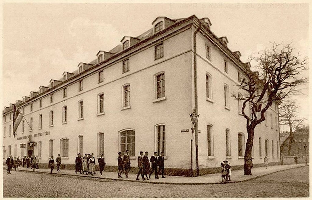 Historische Aufnahme aus der Vorkriegszeit der 1927 eröffneten "Jugend-Herberge der Stadt Köln" an der Ecke Mindener Straße / Siegesstraße in Deutz.
