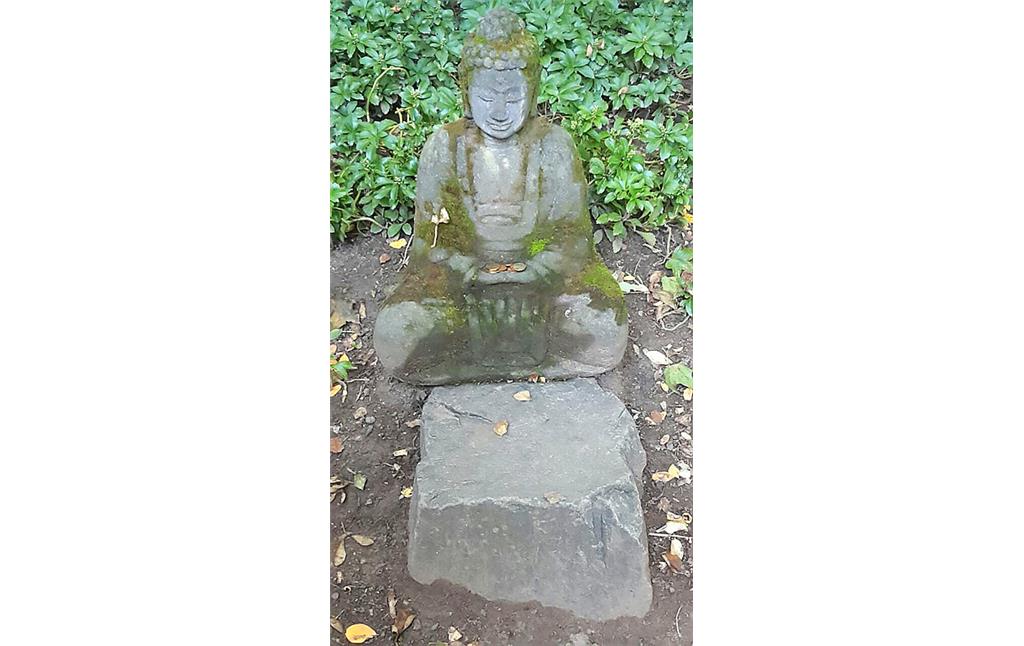 Japanischer Garten Kaiserslautern, sitzende Buddha-Statue, in dessen Hände Geld von Parkbesuchern gelegt wurde (2017)