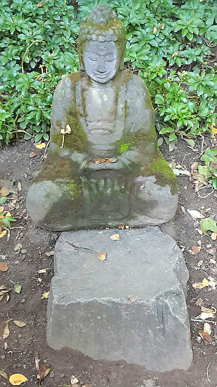 Japanischer Garten Kaiserslautern, sitzende Buddha-Statue, in dessen Hände Geld von Parkbesuchern gelegt wurde (2017)