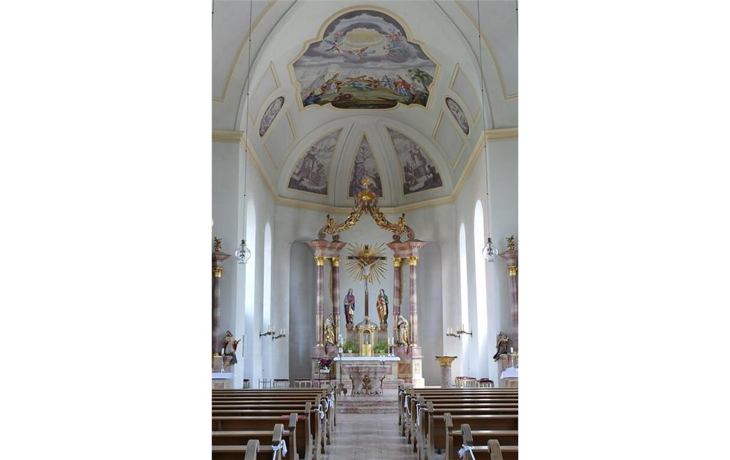 Blick vom Langhaus aus in den Chor der Kirche Kreuzerhöhung in Kirrweiler (2021)