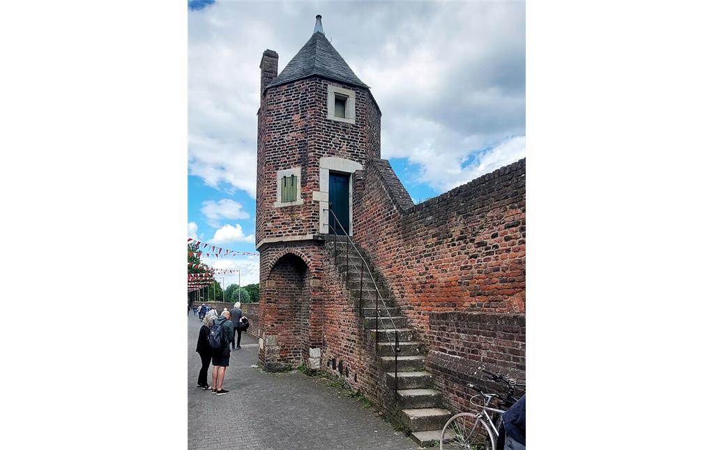 Ein als "Pfefferbüchse" bezeichneter Wachtturm auf der östlichen Stadtmauer in Dormagen-Zons (2022).