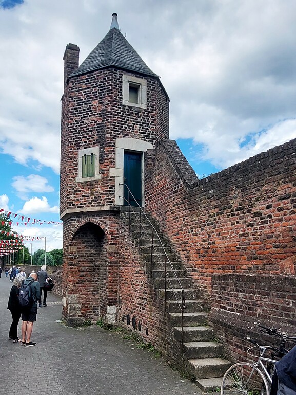 Ein als "Pfefferbüchse" bezeichneter Wachtturm auf der östlichen Stadtmauer in Dormagen-Zons (2022).