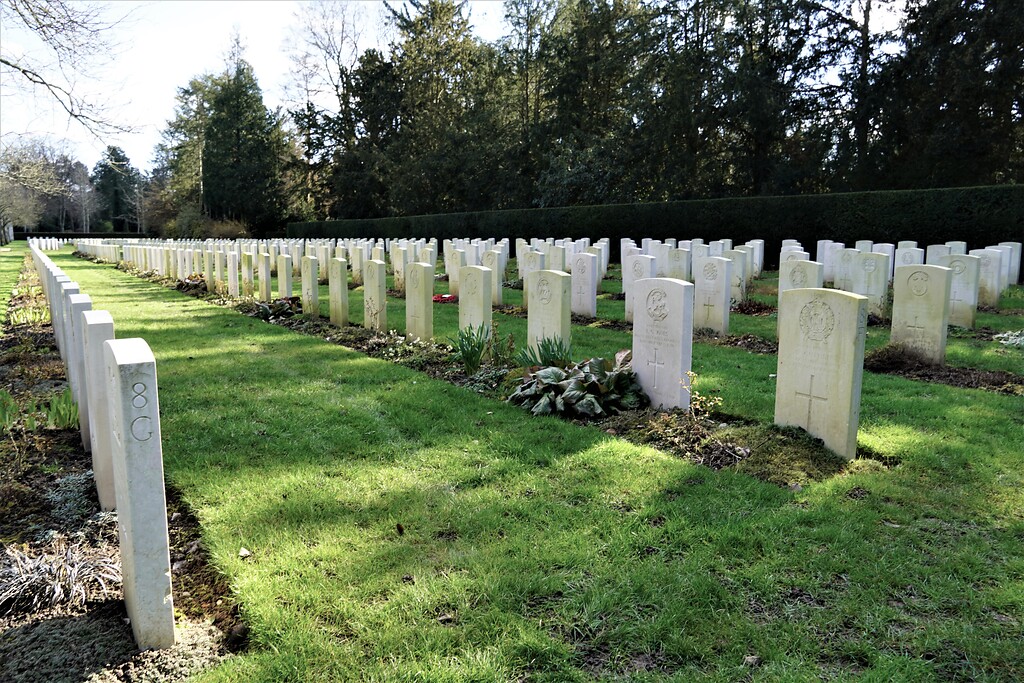 Soldatengräber auf dem Britischen Ehrenfriedhof auf dem Kölner Südfriedhof in Köln-Zollstock (2023).