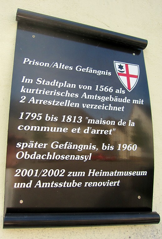 Hinweistafel am Kaisersescher "Büllesje", dem kurtrierischen Amts- und Burgmannenhaus sowie späterem Gefängnis und Heimatmuseum (2013).