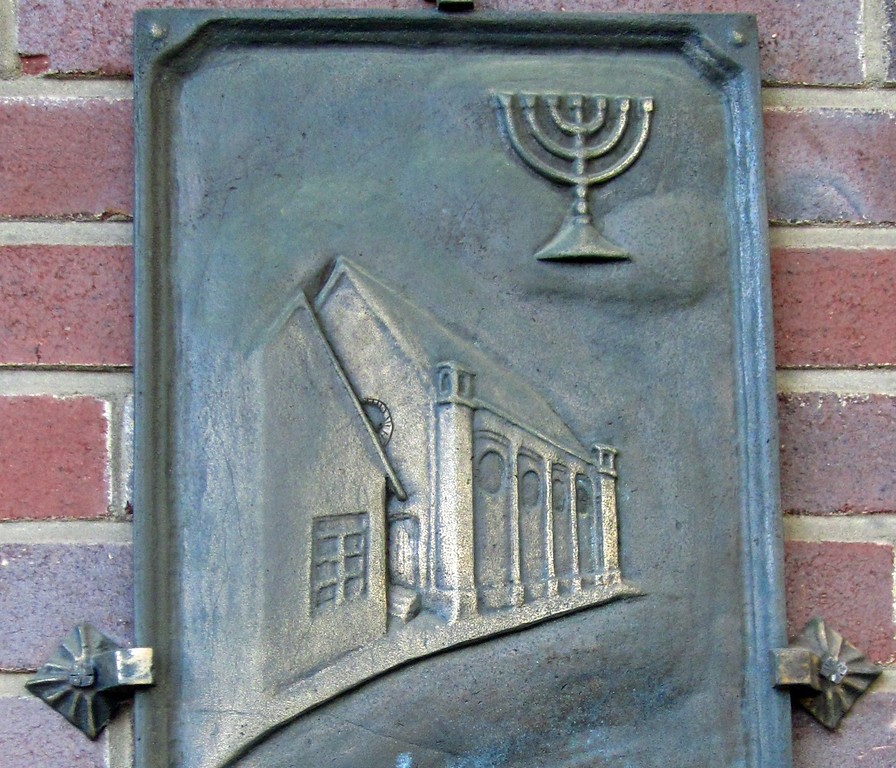 Darstellung der früheren Kaldenkirchener Synagoge auf einer Gedenktafel in der Synagogenstraße (2013)