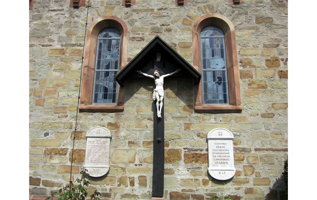 Gedenktafeln für die Herchener Gefallenen des Ersten und des Zweiten Weltkriegs beiderseits einer Kreuzigungsdarstellung an der Südfassade der Herchener Pfarrkirche St. Peter (2014)