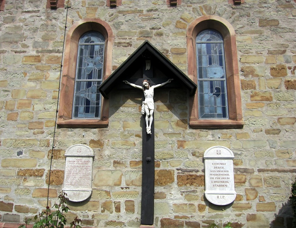 Gedenktafeln für die Herchener Gefallenen des Ersten und des Zweiten Weltkriegs beiderseits einer Kreuzigungsdarstellung an der Südfassade der Herchener Pfarrkirche St. Peter (2014)