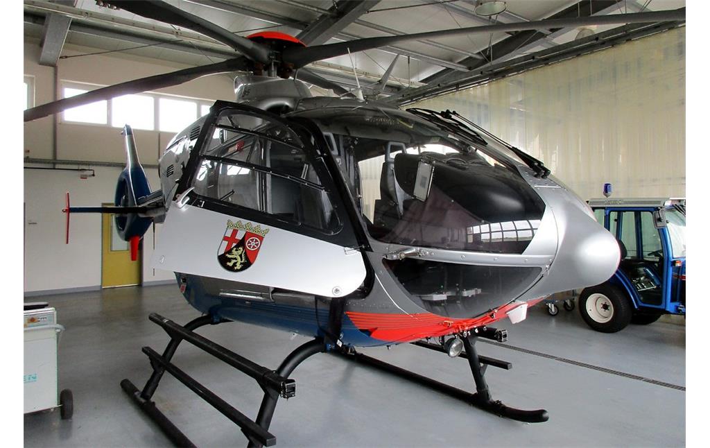 Der Hubschrauber "Sperber" D-HRPA vom Typ Eurocopter EC 135 im Hangar der Polizeihubschrauberstaffel Rheinland-Pfalz auf dem Flugplatz Koblenz-Winningen (2016).