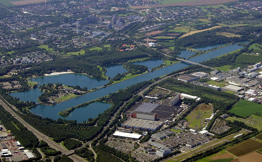 Luftaufnahme des Naherholungsgebiets "Fühlinger See" im Norden von Köln aus östlicher Blickrichtung (2012).