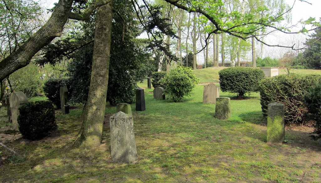 Grabstätten auf dem Jüdischen Friedhof in der Klever Straße in Moers (2014)