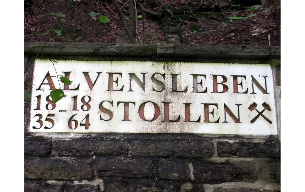 Alvensleben-Stollen bei Burglahr, Tafel über dem Eingang des Besucherstollens (2014).