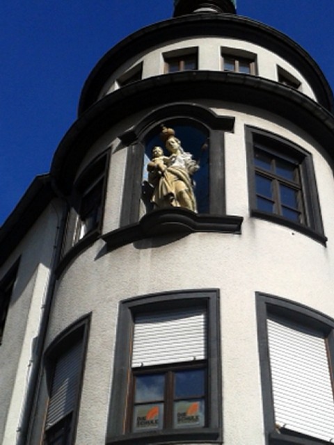 Figur der Muttergottes am ehemaligen Kloster der Salesianerinnen in Moselweiß in Koblenz (2014)